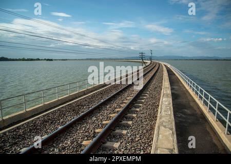 Die Zugbrücke des Rot-Fai-Loi-Nam-Zuges oder die schwimmende Zuglinie am Pa-Sak-Jolasid-Staudamm in der Nähe der Stadt Lopburi in der Provinz Lopburi Stockfoto