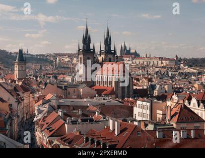 Ein atemberaubender Blick auf die Prager Burg und die roten Dächer der Altstadt in der Tschechischen Republik Stockfoto