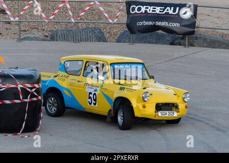 John Cooledge fährt mit einem Ford Anglia 105E aus dem Jahr 1967 bei der Corbeau Seats Rallye an der Küste in Clacton, Essex, Großbritannien. Mitfahrerin Laura Cooledge Stockfoto