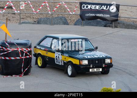 Bill Cook tritt gegen einen Talbot Sunbeam Lotus an, der an der Corbeau Seats Rallye in Clacton, Essex, Großbritannien teilnimmt. Mitfahrer Rob Thompson Stockfoto