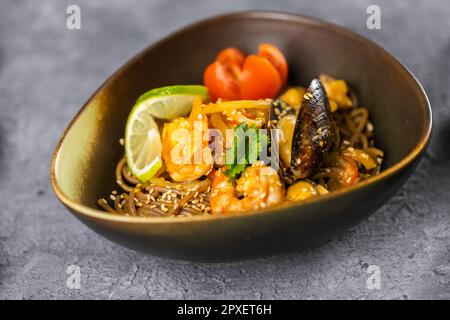 Udon Bratnudeln mit Huhn und Gemüse. Asiatische Küche Stockfoto