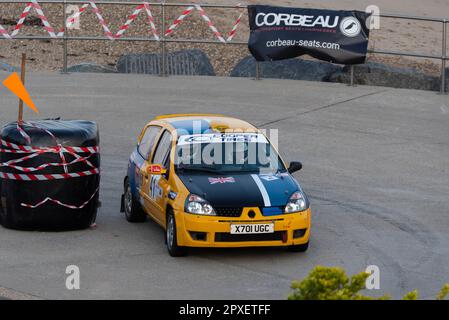 Bridge Carey tritt gegen einen Renault Clio an, der bei der Corbeau Seats Rallye an der Küste in Clacton, Essex, Großbritannien, antritt. Beifahrer Stockfoto