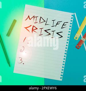 Textunterschrift präsentiert Midlife Crisis, Wort geschrieben über Software Development Technique Zerlegung einer Anwendung Stockfoto