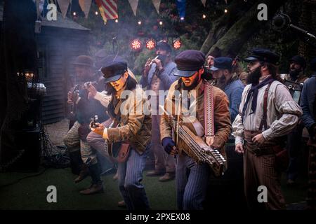 Alte Matrosen treten im Trebah Garden Amphitheatre in Cornwall im Vereinigten Königreich auf. Stockfoto