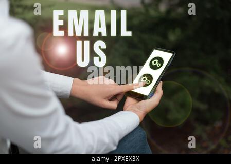 Handgeschriebenes Schild E-Mail an uns, Business Approach Senden einer kommerziellen Nachricht an eine Gruppe von Personen per Post Stockfoto