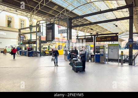 Porto, Portugal - 7. Februar 2023: Menschen in der alten Sao-Bento-Bahnhofshalle der Stadt Porto. Hochwertiges Foto Stockfoto