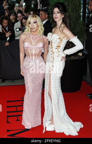 MANHATTAN, NEW YORK CITY, NEW YORK, USA - MAI 01: Donatella Versace und Anne Hathaway verlassen das Mark Hotel für die 2023 Met Gala (2023 Costume Institute Benefit) und feiern „Karl Lagerfeld: A Line of Beauty“ im Mark Hotel am 1. Mai 2023 in Manhattan, New York City, New York, USA. (Foto: Image Press Agency) Stockfoto