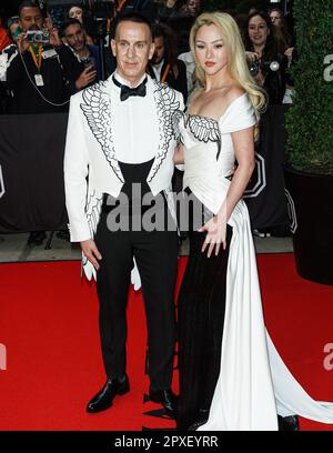 New York City, Usa. 01. Mai 2023. MANHATTAN, NEW YORK CITY, NEW YORK, USA - MAI 01: Jeremy Scott und Devon Aoki verlassen das Mark Hotel für die 2023 Met Gala (2023 Costume Institute Benefit) und feiern „Karl Lagerfeld: A Line of Beauty“ im Mark Hotel am 1. Mai 2023 in Manhattan, New York City, New York, USA. ( Kredit: Image Press Agency/Alamy Live News Stockfoto