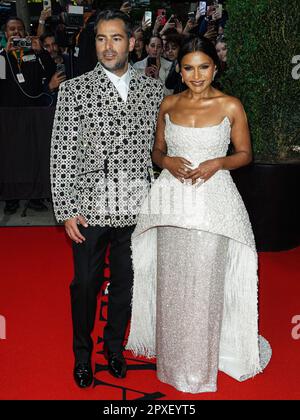 New York City, Usa. 01. Mai 2023. MANHATTAN, NEW YORK CITY, NEW YORK, USA - MAI 01: Jonathan Simkhai und Mindy Kaling verlassen das Mark Hotel für die 2023 Met Gala (2023 Costume Institute Benefit) und feiern „Karl Lagerfeld: A Line of Beauty“ im Mark Hotel am 1. Mai 2023 in Manhattan, New York City, New York, USA. ( Kredit: Image Press Agency/Alamy Live News Stockfoto