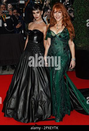 MANHATTAN, NEW YORK CITY, NEW YORK, USA - MAI 01: Lily James und Charlotte Tilbury verlassen das Mark Hotel für die 2023 Met Gala (2023 Costume Institute Benefit) und feiern „Karl Lagerfeld: A Line of Beauty“ im Mark Hotel am 1. Mai 2023 in Manhattan, New York City, New York, USA. (Foto: Image Press Agency) Stockfoto