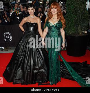 New York City, Usa. 01. Mai 2023. MANHATTAN, NEW YORK CITY, NEW YORK, USA - MAI 01: Lily James und Charlotte Tilbury verlassen das Mark Hotel für die 2023 Met Gala (2023 Costume Institute Benefit) und feiern „Karl Lagerfeld: A Line of Beauty“ im Mark Hotel am 1. Mai 2023 in Manhattan, New York City, New York, USA. ( Kredit: Image Press Agency/Alamy Live News Stockfoto