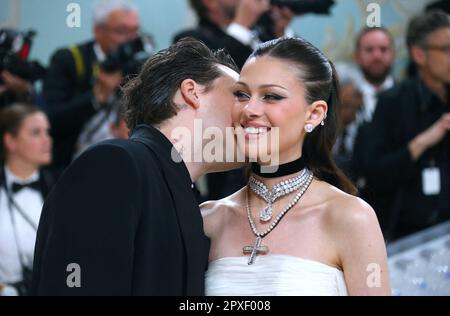 New York City, Usa. 01. Mai 2023. Brooklyn Beckham und Nicola Peltz Beckham nehmen am 01. Mai 2023 am 2023. Costume Institute Benefizveranstaltung Teil, bei der Karl Lagerfeld: A Line of Beauty im Metropolitan Museum of Art in New York City, NY, USA gefeiert wird. Foto: Charles Guerin/ABACAPRESS.COM Kredit: Abaca Press/Alamy Live News Stockfoto