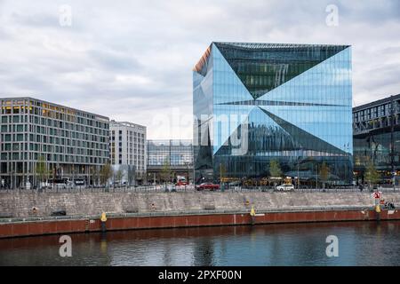 Der Cube Berlin, ein würfelförmiges Bürogebäude am Washington Square in der Nähe des Hauptbahnhofs, verließ das Bürogebäude John F. Kennedy und The Steigenbe Stockfoto