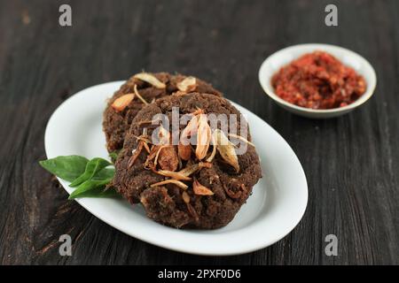 Aus nächster Nähe ist Gepuk ein traditionelles indonesisches Essen aus Rindfleisch mit einem süßen und herzhaften Geschmack, normalerweise auch Empal genannt. Gepuk bedeutet "Squash the Beef un" Stockfoto