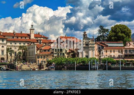 Blick auf die Häuser und Kirchen auf der Isola Bella am Lago Maggiore in Italien. Stockfoto