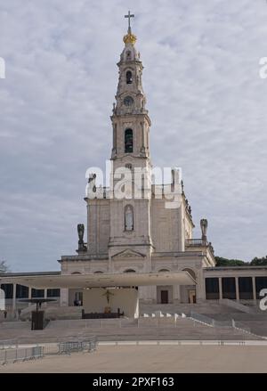 Fatima, Portugal - 29. März 2023: Das Heiligtum von Fatima (oder Heiligtum unserer Lieben Frau vom Rosenkranz von Fatima) ist ein Marienschrein, der unserer Lieben Frau gewidmet ist Stockfoto