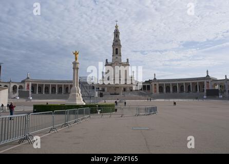 Fatima, Portugal - 29. März 2023: Das Heiligtum von Fatima (oder Heiligtum unserer Lieben Frau vom Rosenkranz von Fatima) ist ein Marienschrein, der unserer Lieben Frau gewidmet ist Stockfoto