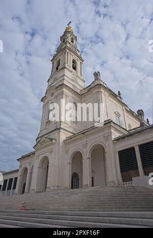 Fatima, Portugal - 29. März 2023: Das Heiligtum von Fatima (oder Heiligtum unserer Lieben Frau vom Rosenkranz von Fatima) ist ein Marienschrein, der unserer Lieben Frau gewidmet ist Stockfoto