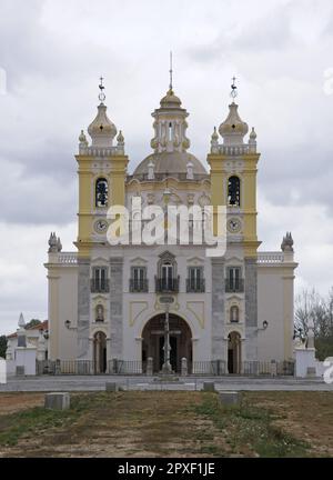 Viana do Alentejo, Portugal - 31. März 2023: Das Heiligtum Nossa Senhora d'Aires am Stadtrand von Viana do Alentejo ist ein Werk des 18. Zentrums Stockfoto