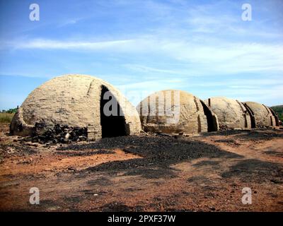 Holzkohleöfen im brasilianischen amazonas Stockfoto