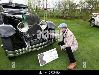 Seltene Autojuwelen (Top-Auswahl an seltenen historischen Pkw) glänzen in Prag, Tschechische Republik, 29. April 2023. Hispano Suiza H6C aus dem Jahr 1930. (CTK Photo/Michaela Rihova) Stockfoto