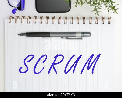Text mit Inspiration Scrum, Business Concept Handschrift, die sich von gedruckten Spielfiguren unterscheidet Stockfoto
