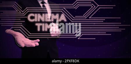 Handgeschriebenes Schild Cinema Time, konzeptionelles Foto, welches Unterhaltung wie der Film, der geplant ist zu beginnen Stockfoto