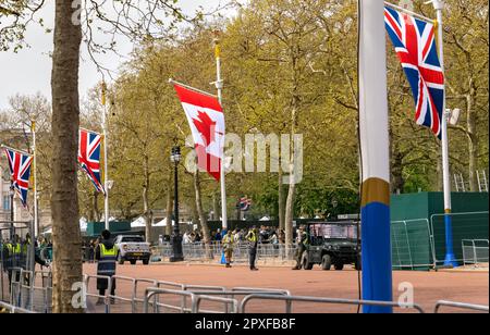 30. April 2023 kanadische Nationalflagge mit Union Jack Flags, The Mall London UK in Vorbereitung auf die Krönung von König Karl III Stockfoto