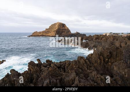 Madeira/Portugal - Juli 13 2021 Schwimmbad mit vulkanischer Lava in Porto Moniz. Stockfoto