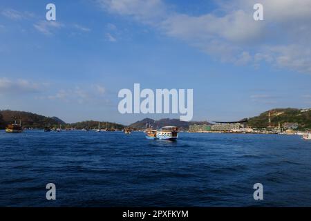 Die Atmosphäre rund um das Wasser und den Hafen von Labuan Bajo, einem der wichtigsten Reiseziele in Indonesien. Stockfoto