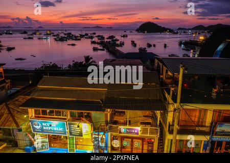 Sonnenuntergangsatmosphäre rund um das Wasser und den Hafen von Labuan Bajo, einem der wichtigsten Reiseziele in Indonesien. Viele Schiffe verschiedener Typen sind geparkt an Stockfoto