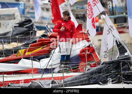 Concarneau, Frankreich. 30. April 2023. Basile Bourgnon (Edenred) zu Beginn der Transat Paprec 2023, Figaro Bénéteau Klasse, transatlantisches Rennen in gemischten Doppelwetten zwischen Concarneau und Saint-Barthelemy (französische Antillen) am 30. April 2023 in Concarneau, Frankreich - Foto Nicolas Pehe/DPPI Credit: DPPI Media/Alamy Live News Stockfoto