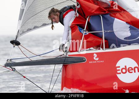 Concarneau, Frankreich. 30. April 2023. Violette Dorange (Edenred) zu Beginn der Transat Paprec 2023, Figaro Bénéteau Klasse, transatlantisches Rennen in gemischten Doppelwetten zwischen Concarneau und Saint-Barthelemy (französische Antillen) am 30. April 2023 in Concarneau, Frankreich - Foto Nicolas Pehe/DPPI Credit: DPPI Media/Alamy Live News Stockfoto