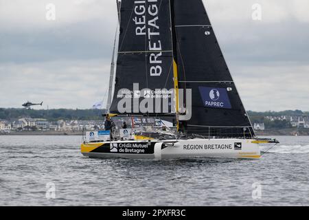 Concarneau, Frankreich. 30. April 2023. Gaston Morvan und Anne-Claire Le Berre (RÉGION BRETAGNE - CMB-VORSTELLUNG) zu Beginn der Transat Paprec 2023, Figaro Bénéteau Klasse, Transatlantisches Rennen in gemischten Doppelwettkämpfen zwischen Concarneau und Saint-Barthelemy (Französische Antillen) am 30. April 2023 in Concarneau, Frankreich - Foto Nicolas Pehe/PPPI Live Media News Stockfoto