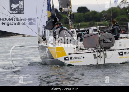 Concarneau, Frankreich. 30. April 2023. Gaston Morvan und Anne-Claire Le Berre (RÉGION BRETAGNE - CMB-VORSTELLUNG) zu Beginn der Transat Paprec 2023, Figaro Bénéteau Klasse, Transatlantisches Rennen in gemischten Doppelwettkämpfen zwischen Concarneau und Saint-Barthelemy (Französische Antillen) am 30. April 2023 in Concarneau, Frankreich - Foto Nicolas Pehe/PPPI Live Media News Stockfoto