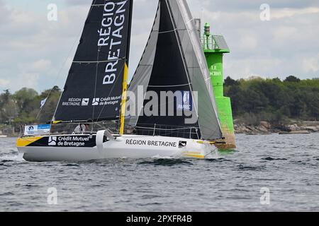 Concarneau, Frankreich. 30. April 2023. Gaston Morvan und Anne-Claire Le Berre (RÉGION BRETAGNE - CMB-VORSTELLUNG) zu Beginn der Transat Paprec 2023, Figaro Bénéteau Klasse, Transatlantisches Rennen in gemischten Doppelwettkämpfen zwischen Concarneau und Saint-Barthelemy (Französische Antillen) am 30. April 2023 in Concarneau, Frankreich - Foto Nicolas Pehe/PPPI Live Media News Stockfoto