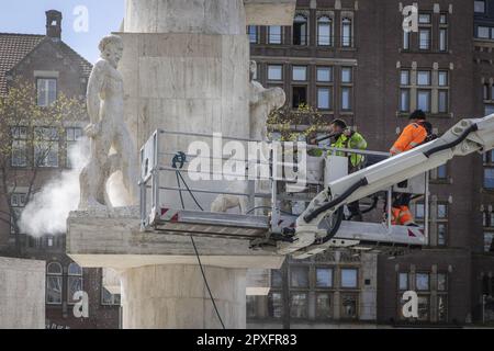 Amsterdam, Niederlande. 02. Mai 2023. AMSTERDAM - ein Mitarbeiter des städtischen Reinigungsdienstes sprüht im Vorfeld des Gedenktags das Nationaldenkmal sauber. Traditionell findet die nationale Gedenkfeier auf dem Damplein statt. ANP DINGENA MOL netherlands Out - belgium Out Credit: ANP/Alamy Live News Stockfoto