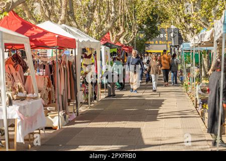 Buenos Aires, Argentinien - 14. April 2023: Menschen auf einer Messe in Argentinien. Stockfoto