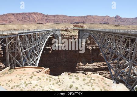 Historische und moderne Navajo-Brücke über den Colorado River im nördlichen Coconino County, Arizona, USA, auf dem Highway 89A zwischen Bitter Springs und Jacob Lake Stockfoto