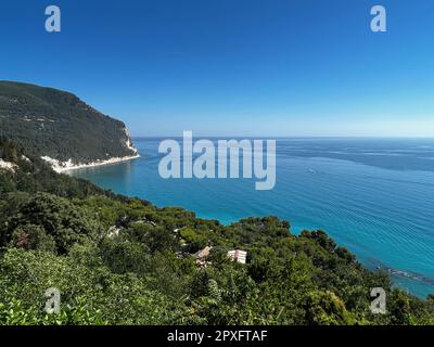 Ein idyllischer Blick auf einen See inmitten der sanften Hügel Norditaliens Stockfoto