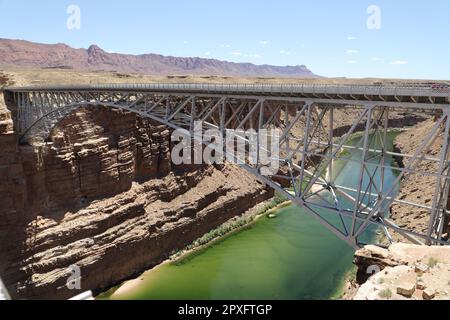 Moderne Navajo-Brücke über den Colorado River im nördlichen Coconino County, Arizona, USA am Highway 89A zwischen Bitter Springs und Jacob Lake Stockfoto