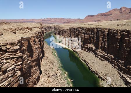 Blick von der Navajo Bridge über den Colorado River im Norden von Coconino County, Arizona, USA auf dem Highway 89A zwischen Bitter Springs und Jacob Lake Stockfoto