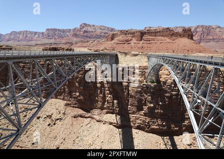 Historische und moderne Navajo-Brücke über den Colorado River im nördlichen Coconino County, Arizona, USA, auf dem Highway 89A zwischen Bitter Springs und Jacob Lake Stockfoto