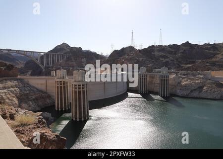 Der Hoover Dam (ehemals Boulder Dam) im Black Canyon des Colorado River an der Grenze zwischen den US-Bundesstaaten Nevada und Arizona Stockfoto