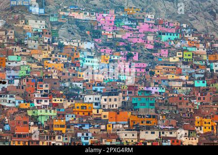 Farbenfrohe Slums auf dem Hügel von San Cristobal im Zentrum von Lima. Peru Stockfoto