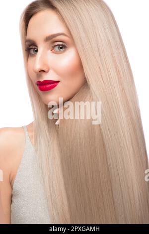 Schöne blonde Mädchen mit einem perfekt glatte Haare, und klassische Make-up. Schönheit Gesicht. Bild im Studio aufgenommen. Stockfoto