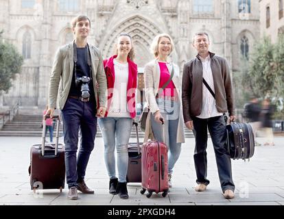 Touristen mit Koffern und Kamera laufen in Barcelona Stockfoto