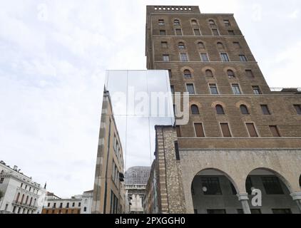 Das Tor, eine virtuelle Tür zwischen Bergamo Brescia mit einem hochtechnologischen und kommunikativen Inhalt, der sich über moderne Bildschirme verbinden kann Stockfoto