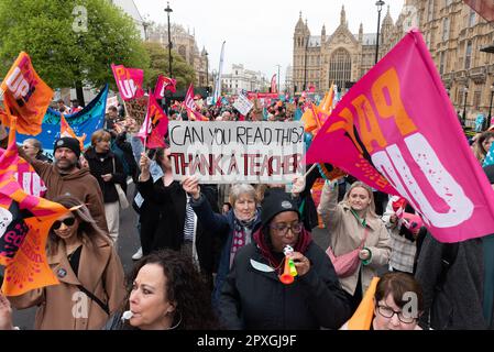 London, Großbritannien. 2. Mai 2023. Streikende Lehrer der Nationalen Bildungsunion (NEU) marschieren durch das Zentrum Londons und fordern höhere Löhne und Gehälter als die Inflation und eine bessere Finanzierung der Schulen. Kredit: Ron Fassbender/Alamy Live News Stockfoto