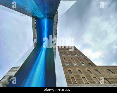 Das Tor, eine virtuelle Tür zwischen Bergamo Brescia mit einem hochtechnologischen und kommunikativen Inhalt, der sich über moderne Bildschirme verbinden kann Stockfoto